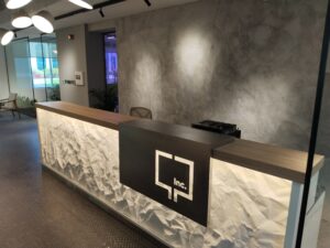 Corporate Office Fitout — Business Bay, Dubai | Turnkey delivery: workstations, reception counter, feature wall & ceiling